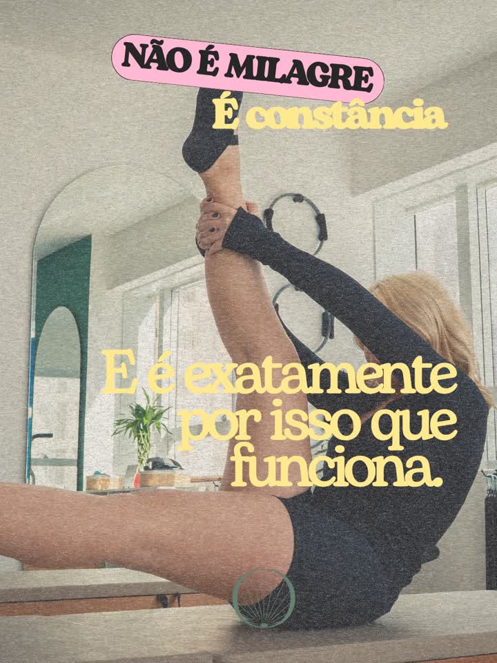 Aluna no reformer do estúdio Soliê Pilates segurando a perna estendida acima da cabeça, com os textos 'Não é milagre, é constância' e 'E é exatamente por isso que funciona'